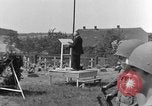 Image service funèbre Allemagne, 1945, de la seconde 49 séquences d'archives historiques vidéo 65675071658