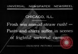 Standbild Shirts abgerissen während der jährlichen Stroh Rennen Chicago Illinois USA, 1932, aus Sekunde 1 historischem Filmmaterial Videoclip 65675071663