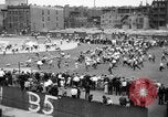 Standbild Shirts abgerissen während der jährlichen Stroh Rennen Chicago Illinois USA, 1932, aus Sekunde 20 historischem Filmmaterial Videoclip 65675071663