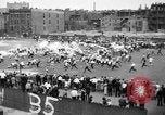 Standbild Shirts abgerissen während der jährlichen Stroh Rennen Chicago Illinois USA, 1932, aus Sekunde 21 historischem Filmmaterial Videoclip 65675071663