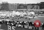 Standbild Shirts abgerissen während der jährlichen Stroh Rennen Chicago Illinois USA, 1932, aus Sekunde 22 historischem Filmmaterial Videoclip 65675071663