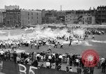 Standbild Shirts abgerissen während der jährlichen Stroh Rennen Chicago Illinois USA, 1932, aus Sekunde 23 historischem Filmmaterial Videoclip 65675071663