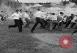 Standbild Shirts abgerissen während der jährlichen Stroh Rennen Chicago Illinois USA, 1932, aus Sekunde 31 historischem Filmmaterial Videoclip 65675071663