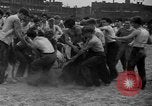 Standbild Shirts abgerissen während der jährlichen Stroh Rennen Chicago Illinois USA, 1932, aus Sekunde 34 historischem Filmmaterial Videoclip 65675071663