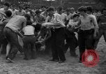 Standbild Shirts abgerissen während der jährlichen Stroh Rennen Chicago Illinois USA, 1932, aus Sekunde 36 historischem Filmmaterial Videoclip 65675071663