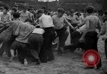 Standbild Shirts abgerissen während der jährlichen Stroh Rennen Chicago Illinois USA, 1932, aus Sekunde 37 historischem Filmmaterial Videoclip 65675071663