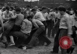 Standbild Shirts abgerissen während der jährlichen Stroh Rennen Chicago Illinois USA, 1932, aus Sekunde 38 historischem Filmmaterial Videoclip 65675071663