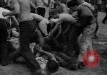 Standbild Shirts abgerissen während der jährlichen Stroh Rennen Chicago Illinois USA, 1932, aus Sekunde 41 historischem Filmmaterial Videoclip 65675071663