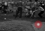 Standbild Shirts abgerissen während der jährlichen Stroh Rennen Chicago Illinois USA, 1932, aus Sekunde 49 historischem Filmmaterial Videoclip 65675071663