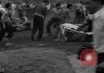 Standbild Shirts abgerissen während der jährlichen Stroh Rennen Chicago Illinois USA, 1932, aus Sekunde 50 historischem Filmmaterial Videoclip 65675071663