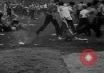 Standbild Shirts abgerissen während der jährlichen Stroh Rennen Chicago Illinois USA, 1932, aus Sekunde 51 historischem Filmmaterial Videoclip 65675071663