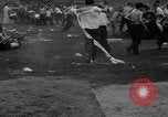 Standbild Shirts abgerissen während der jährlichen Stroh Rennen Chicago Illinois USA, 1932, aus Sekunde 52 historischem Filmmaterial Videoclip 65675071663