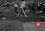 Standbild Shirts abgerissen während der jährlichen Stroh Rennen Chicago Illinois USA, 1932, aus Sekunde 53 historischem Filmmaterial Videoclip 65675071663