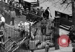 Standbild Shirts abgerissen während der jährlichen Stroh Rennen Chicago Illinois USA, 1932, aus Sekunde 57 historischem Filmmaterial Videoclip 65675071663