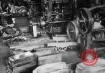 Standbild Herstellung und Montage von Studebaker Autos South Bend Indiana USA, 1920, aus Sekunde 15 historischem Filmmaterial Videoclip 65675071730