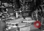 Standbild Herstellung und Montage von Studebaker Autos South Bend Indiana USA, 1920, aus Sekunde 16 historischem Filmmaterial Videoclip 65675071730