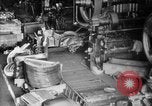 Standbild Herstellung und Montage von Studebaker Autos South Bend Indiana USA, 1920, aus Sekunde 22 historischem Filmmaterial Videoclip 65675071730