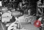 Standbild Herstellung und Montage von Studebaker Autos South Bend Indiana USA, 1920, aus Sekunde 26 historischem Filmmaterial Videoclip 65675071730