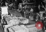 Standbild Herstellung und Montage von Studebaker Autos South Bend Indiana USA, 1920, aus Sekunde 31 historischem Filmmaterial Videoclip 65675071730