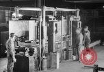 Standbild Herstellung und Montage von Studebaker Autos South Bend Indiana USA, 1920, aus Sekunde 46 historischem Filmmaterial Videoclip 65675071730