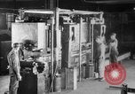 Standbild Herstellung und Montage von Studebaker Autos South Bend Indiana USA, 1920, aus Sekunde 48 historischem Filmmaterial Videoclip 65675071730