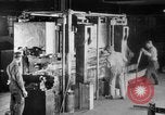 Standbild Herstellung und Montage von Studebaker Autos South Bend Indiana USA, 1920, aus Sekunde 50 historischem Filmmaterial Videoclip 65675071730
