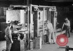 Standbild Herstellung und Montage von Studebaker Autos South Bend Indiana USA, 1920, aus Sekunde 51 historischem Filmmaterial Videoclip 65675071730