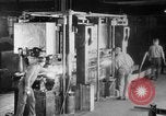 Standbild Herstellung und Montage von Studebaker Autos South Bend Indiana USA, 1920, aus Sekunde 52 historischem Filmmaterial Videoclip 65675071730