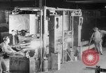 Standbild Herstellung und Montage von Studebaker Autos South Bend Indiana USA, 1920, aus Sekunde 54 historischem Filmmaterial Videoclip 65675071730
