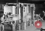 Standbild Herstellung und Montage von Studebaker Autos South Bend Indiana USA, 1920, aus Sekunde 55 historischem Filmmaterial Videoclip 65675071730