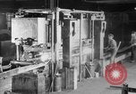 Standbild Herstellung und Montage von Studebaker Autos South Bend Indiana USA, 1920, aus Sekunde 56 historischem Filmmaterial Videoclip 65675071730