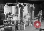 Standbild Herstellung und Montage von Studebaker Autos South Bend Indiana USA, 1920, aus Sekunde 57 historischem Filmmaterial Videoclip 65675071730
