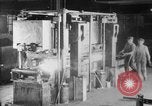 Standbild Herstellung und Montage von Studebaker Autos South Bend Indiana USA, 1920, aus Sekunde 58 historischem Filmmaterial Videoclip 65675071730
