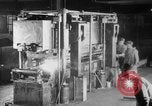 Standbild Herstellung und Montage von Studebaker Autos South Bend Indiana USA, 1920, aus Sekunde 59 historischem Filmmaterial Videoclip 65675071730