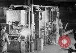 Standbild Herstellung und Montage von Studebaker Autos South Bend Indiana USA, 1920, aus Sekunde 60 historischem Filmmaterial Videoclip 65675071730