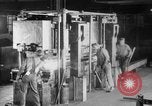 Standbild Herstellung und Montage von Studebaker Autos South Bend Indiana USA, 1920, aus Sekunde 61 historischem Filmmaterial Videoclip 65675071730