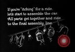 Standbild Endmontage von Studebaker Autos im Werk South Bend Indiana USA, 1920, aus Sekunde 1 historischem Filmmaterial Videoclip 65675071731