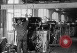 Standbild Endmontage von Studebaker Autos im Werk South Bend Indiana USA, 1920, aus Sekunde 17 historischem Filmmaterial Videoclip 65675071731
