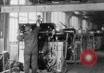 Standbild Endmontage von Studebaker Autos im Werk South Bend Indiana USA, 1920, aus Sekunde 18 historischem Filmmaterial Videoclip 65675071731