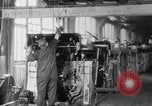 Standbild Endmontage von Studebaker Autos im Werk South Bend Indiana USA, 1920, aus Sekunde 19 historischem Filmmaterial Videoclip 65675071731