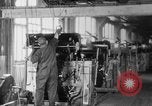 Standbild Endmontage von Studebaker Autos im Werk South Bend Indiana USA, 1920, aus Sekunde 20 historischem Filmmaterial Videoclip 65675071731