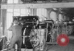 Standbild Endmontage von Studebaker Autos im Werk South Bend Indiana USA, 1920, aus Sekunde 21 historischem Filmmaterial Videoclip 65675071731