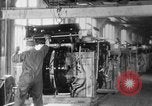 Standbild Endmontage von Studebaker Autos im Werk South Bend Indiana USA, 1920, aus Sekunde 22 historischem Filmmaterial Videoclip 65675071731