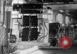Standbild Endmontage von Studebaker Autos im Werk South Bend Indiana USA, 1920, aus Sekunde 24 historischem Filmmaterial Videoclip 65675071731