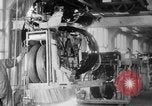 Standbild Endmontage von Studebaker Autos im Werk South Bend Indiana USA, 1920, aus Sekunde 26 historischem Filmmaterial Videoclip 65675071731