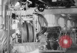 Standbild Endmontage von Studebaker Autos im Werk South Bend Indiana USA, 1920, aus Sekunde 27 historischem Filmmaterial Videoclip 65675071731