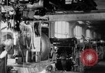 Standbild Endmontage von Studebaker Autos im Werk South Bend Indiana USA, 1920, aus Sekunde 32 historischem Filmmaterial Videoclip 65675071731