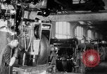 Standbild Endmontage von Studebaker Autos im Werk South Bend Indiana USA, 1920, aus Sekunde 33 historischem Filmmaterial Videoclip 65675071731