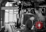Standbild Endmontage von Studebaker Autos im Werk South Bend Indiana USA, 1920, aus Sekunde 35 historischem Filmmaterial Videoclip 65675071731