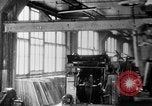 Standbild Endmontage von Studebaker Autos im Werk South Bend Indiana USA, 1920, aus Sekunde 37 historischem Filmmaterial Videoclip 65675071731